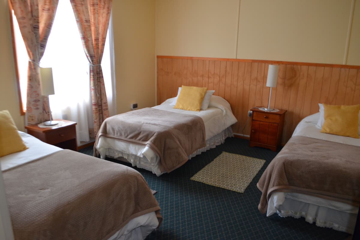 Triple Room | WiFi (free), individually decorated, individually furnished, bed sheets