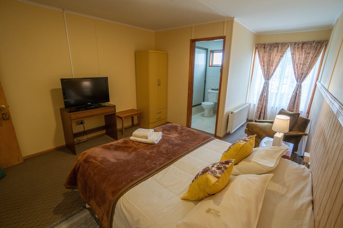 Double Room | WiFi (free), individually decorated, individually furnished, bed sheets