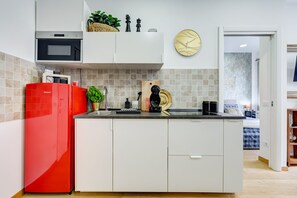 Réfrigérateur, four à micro-ondes, surface de cuisson, cafetière-théière