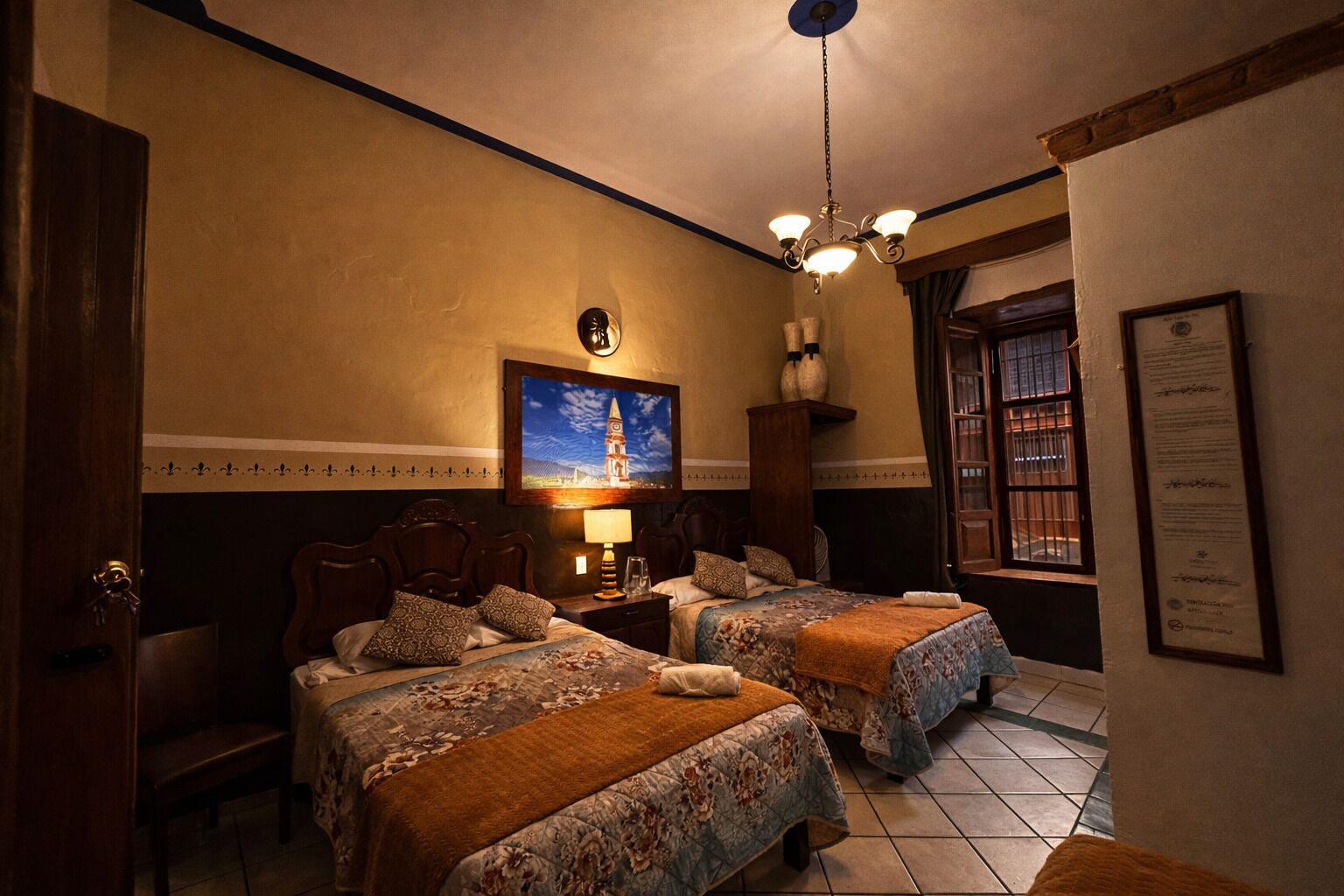 Tremannsrom – classic | Dundyner, senger med overmadrass, minibar og individuelt dekorert