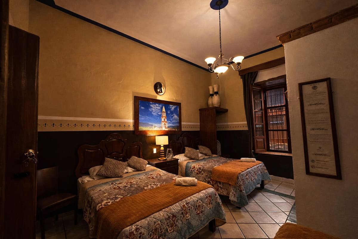 Phòng 3 phong cách cổ điển | Chăn bông, nệm có lớp đệm bông, minibar, trang trí khác biệt