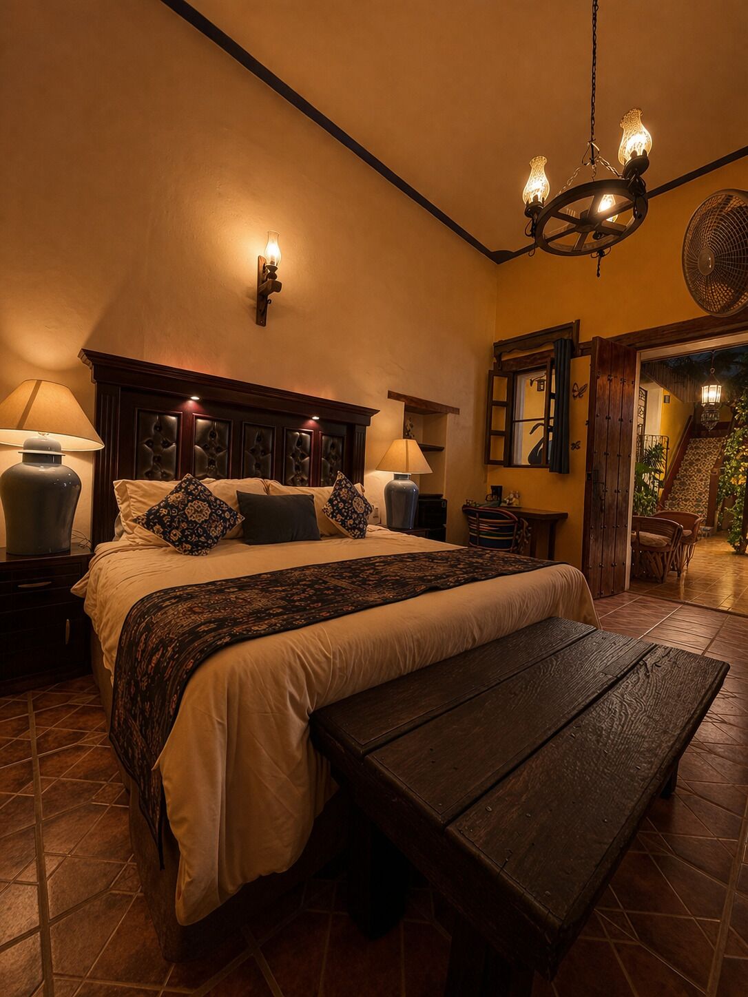 Dobbeltrom – design | Dundyner, senger med overmadrass, minibar og individuelt dekorert