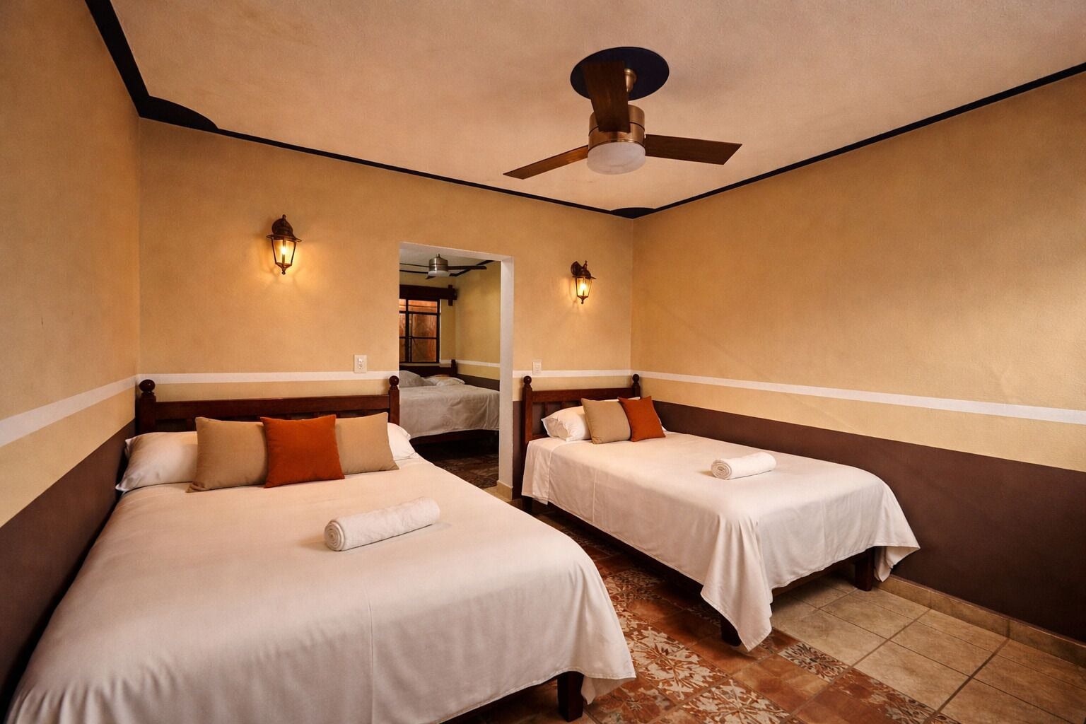 Tremannsrom | Dundyner, senger med overmadrass, minibar og individuelt dekorert