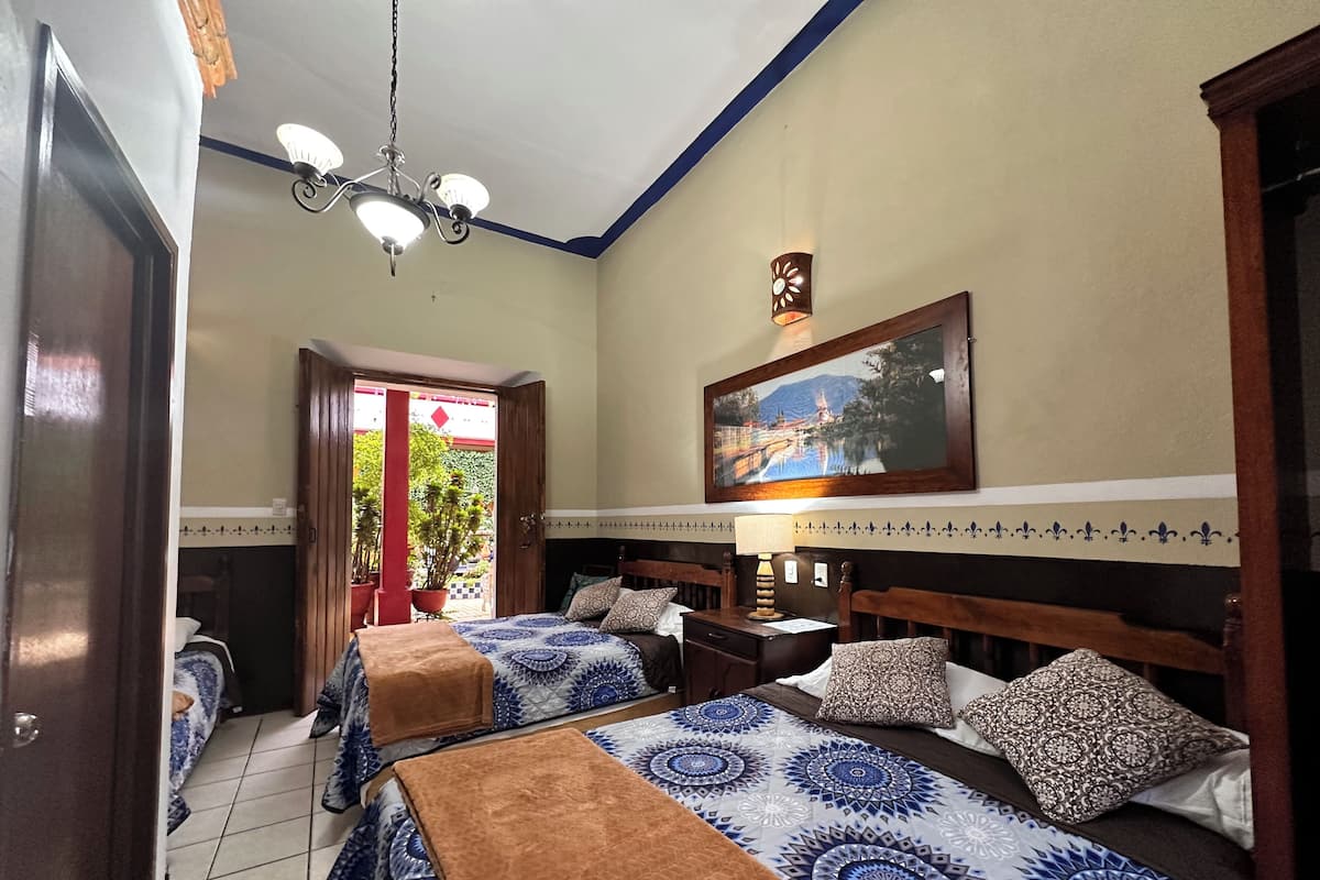 Klassieke driepersoonskamer | 1 slaapkamer, donzen dekbedden, pillowtop-bedden, een minibar