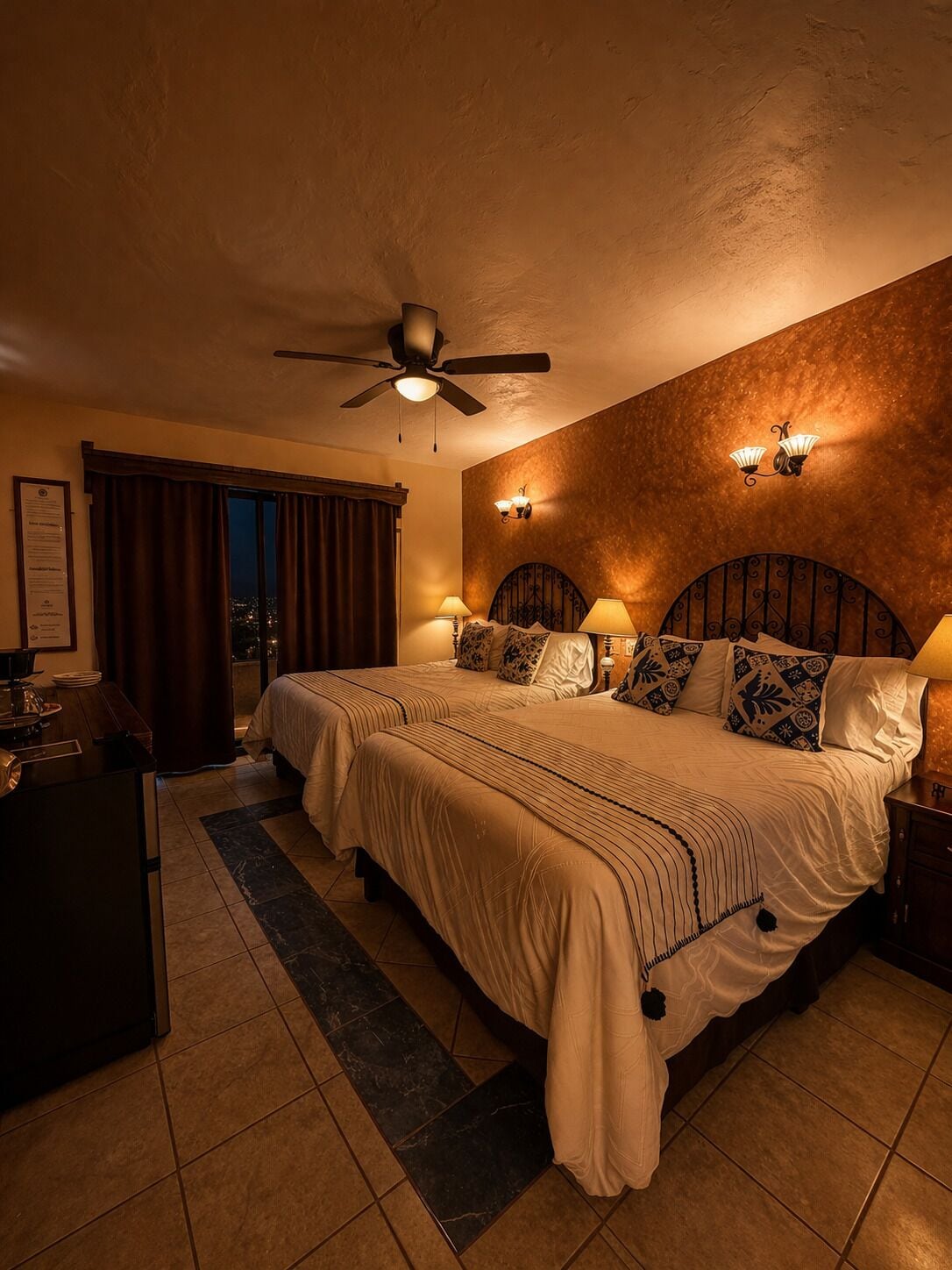 Familierom | Dundyner, senger med overmadrass, minibar og individuelt dekorert