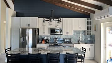 Frigorifero, microonde, forno, piano cottura