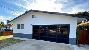 Ein eingeschossiges Haus mit Garage, kleinem Fenster und auffälligem Auffahrt.