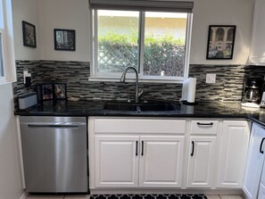 Kjøleskap, ovn, kokeplater og oppvaskmaskin