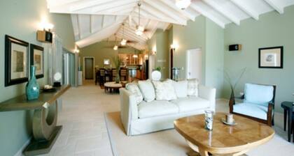 Spacious 3 bedroom villa with pool in Red Pond