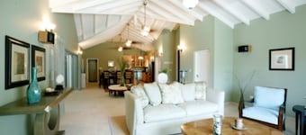 Spacious 3 bedroom villa with pool in Red Pond