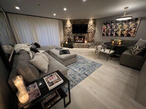 Smart TV, caminetto, libri