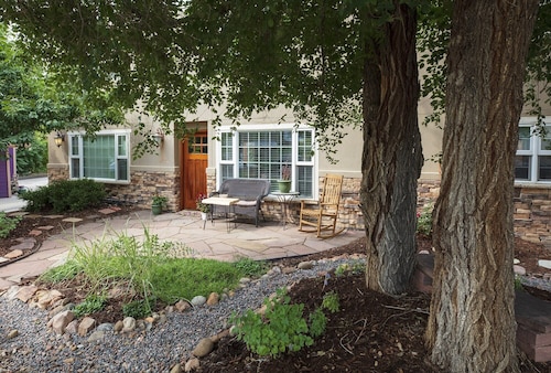 Downtown Boulder Oasis. 3 Blocks from Pearl St Mall. 4 bedrooms and 2 full baths