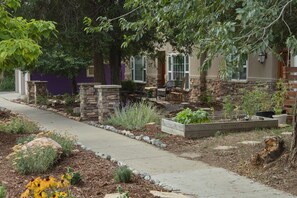 Property grounds - Downtown Boulder Oasis. 3 Blocks from Pearl St Mall. 4 bedrooms and 2 full baths (Boulder)