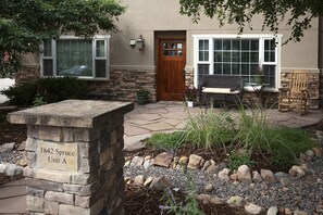 Terrace/patio - Downtown Boulder Oasis. 3 Blocks from Pearl St Mall. 4 bedrooms and 2 full baths (Boulder)