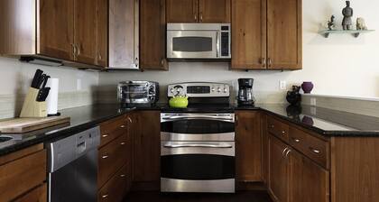 Downtown Boulder Oasis. 3 Blocks from Pearl St Mall. 4 bedrooms and 2 full baths