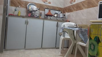 Frigorifero, microonde, piano cottura, macchina per tè/caffè