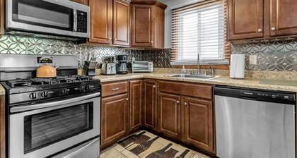 Entire 4 bedroom 2 bathroom House in North Buffalo with Free Driveway Parking