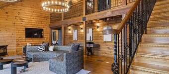 Luxury Lakefront 5-Bedroom Cabin Private Pool & Lake, 40 mins from Atlanta