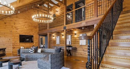 Luxury Lakefront 5-Bedroom Cabin Private Pool & Lake, 40 mins from Atlanta