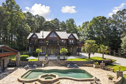 Luxury Lakefront 5-Bedroom Cabin Private Pool & Lake, 40 mins from Atlanta
