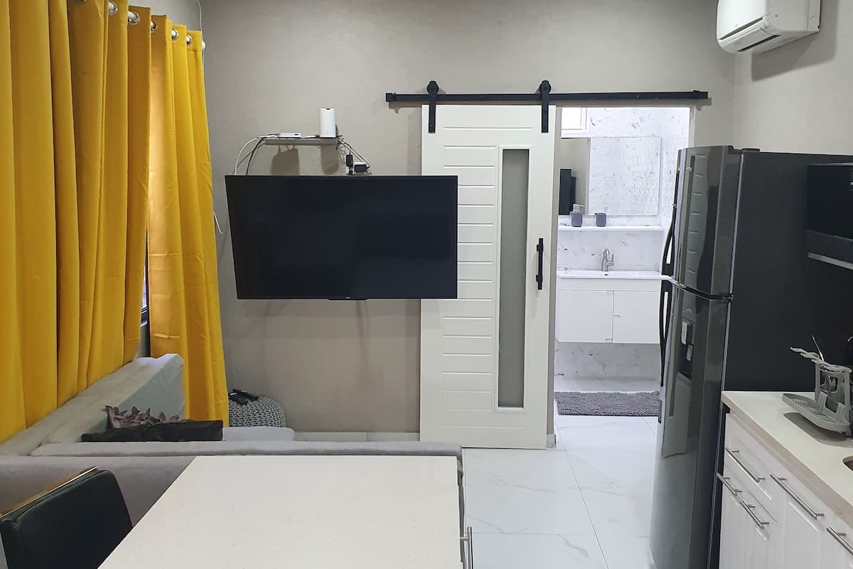 Luxury-Apartment | Wohnbereich | 42-Zoll-Smart-TV mit Kabelempfang, Fernseher, Drucker