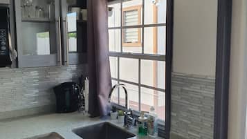 Deluxe Studio | Private kitchen | Fridge, microwave, toaster, cookware/dishes/utensils