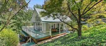 Mountain side Chalet with Hot Tub