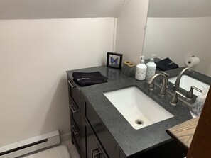 Ensemble douche/baignoire, sèche-cheveux, serviettes fournies, savon