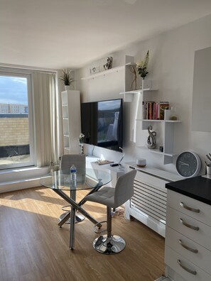Apartamento, 1 cama Queen | Sala de estar