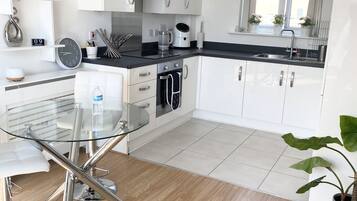 Apartment, 1 Queen Bed | Private kitchen | Fridge, microwave, oven, stovetop