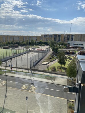 Sports court - Captivating 1-bed Apartment in Barking (Barking)