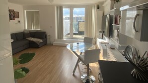Un apartamento moderno con sala de estar, comedor y cocina.