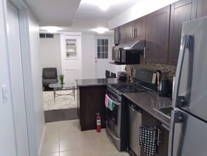 Réfrigérateur, four à micro-ondes, un four, surface de cuisson