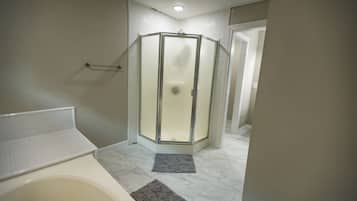 Badekar, hårføner, håndklær og såpe