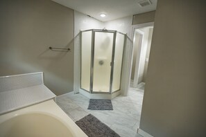 Bathtub, hair dryer, towels, soap - Beautiful, Quiet Getaway (Petal)