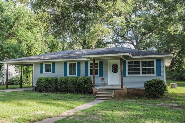 Exterior - Beautiful, Quiet Getaway (Petal)