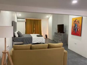 4 bedrooms, desk, iron/ironing board, free WiFi - Spacious 4BD/4BR House- Prime Osu/North Ridge Area (Accra)