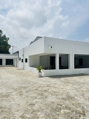 Exterior - Spacious 4BD/4BR House- Prime Osu/North Ridge Area (Accra)