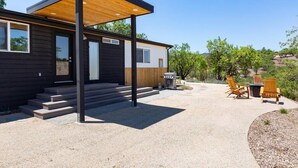 A modern house with a covered patio, outdoor seating, and a barbecue area. - Casa Caballo: Vineyard views and close to downtown (Paso Robles)