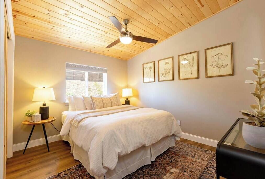 3 bedrooms, iron/ironing board, WiFi, bed sheets