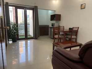 Habitación Premium, 1 habitación, para fumadores, vista a la ciudad | Área de sala de estar | Smart TV de 24 pulgadas con canales digitales y televisión 