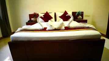 Junior Suite | Egyptian cotton sheets, premium bedding, down duvets, memory-foam beds