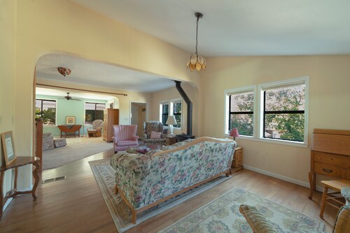 Large Cozy House Close to Town and Park