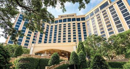 POOL & HOT TUB! Minutes to Beach! Close to Biloxi & Casinos! Backyard Oasis!