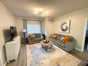 Afbeelding van 4 Bedroom/4 Bath Condo- 2 Blocks From Campus