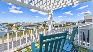 Un balcon donnant sur une marina et sur des maisons.