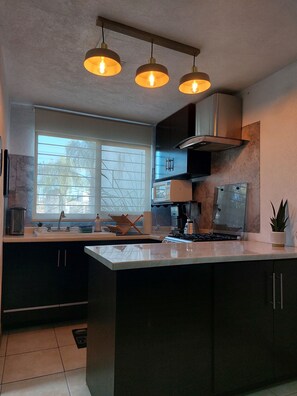 Refrigerador, microondas, horno, placa de cocina