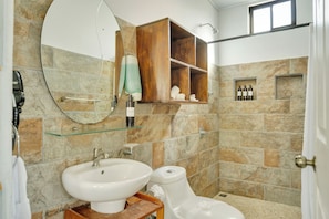 Shower, hair dryer, towels, soap - Villa del Encanto - Two cozy cottages with amazing Arenal Volcano view (La Fortuna)