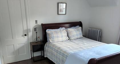 Beautiful 2 bedroom apartment just east of downtown Manchester