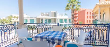 屋外ダイニングエリア